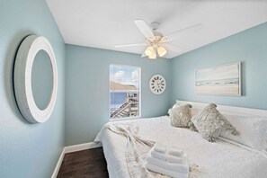 4 soverom, skrivebord, strykejern/-brett og reiseseng for barn