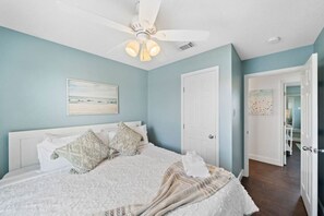 4 chambres, bureau, fer et planche à repasser, lit de bébé portatif