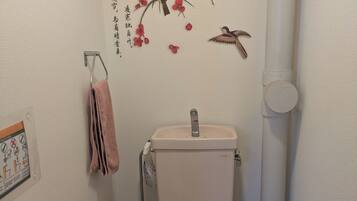 Haartrockner, Handtücher, Seife, Toilettenpapier