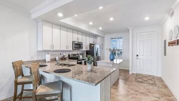 Micro-ondes, four, plaque de cuisson, lave-vaisselle