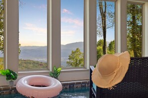 Een binnenzwembad en een verwarmd zwembad