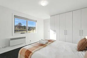 3 makuuhuonetta, silitysrauta/-lauta, vauvan matkasänky, Wi-Fi