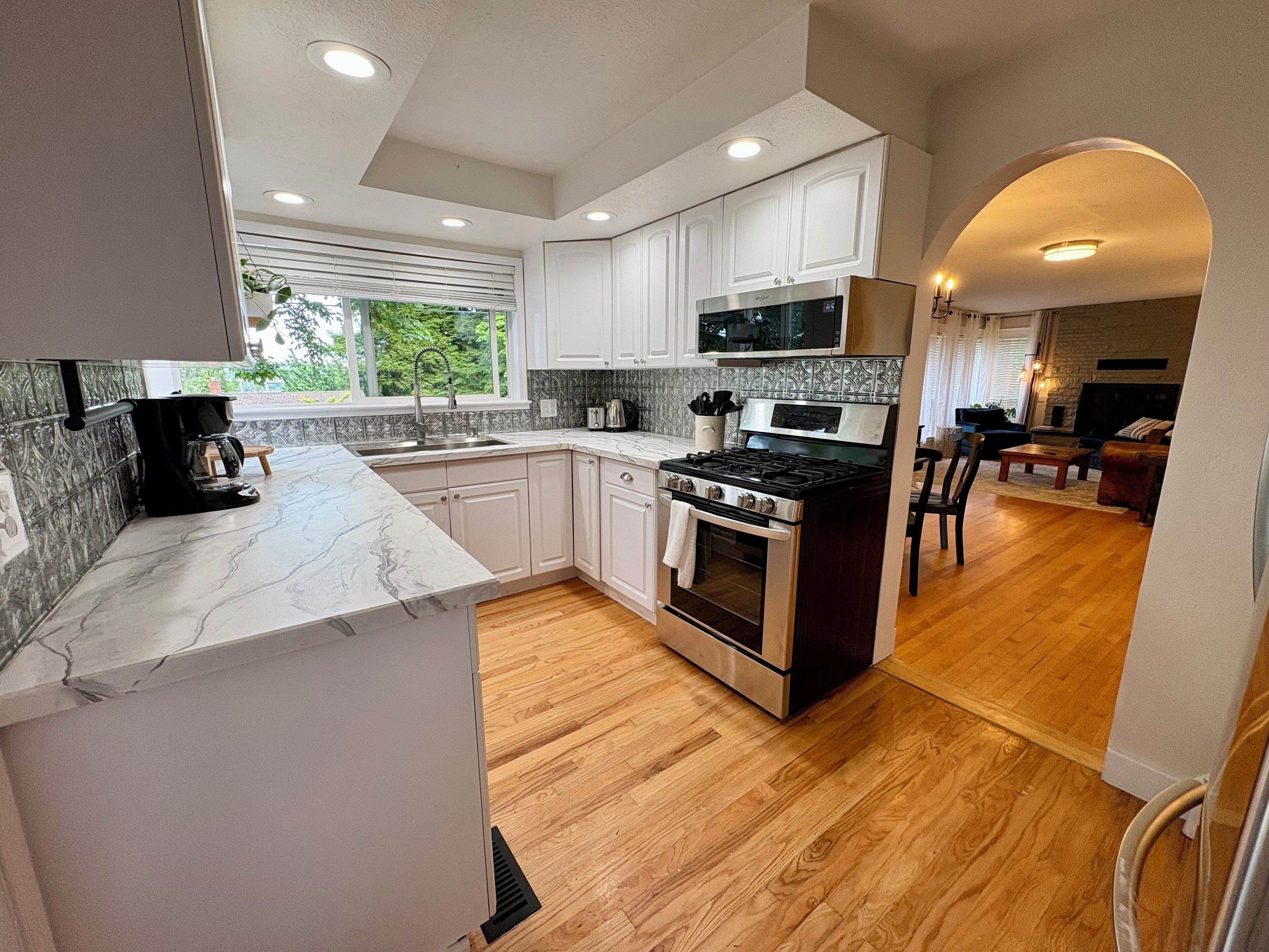 Refrigerador, microondas, horno y parrilla de estufa 