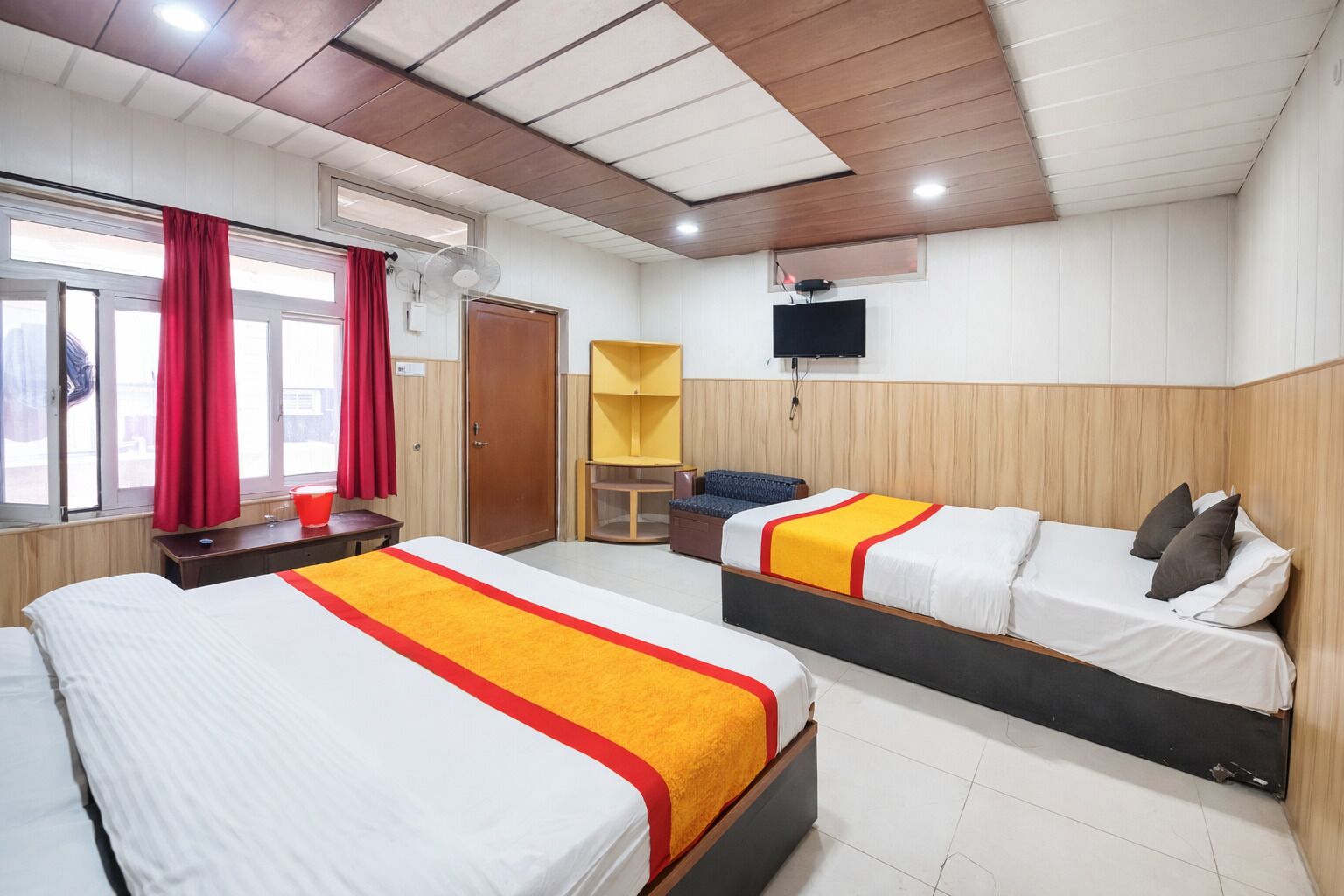 خزنة داخل الغرفة وتجهيزات عازلة للصوت وواي فاي مجانًا وملاءات أسرّة