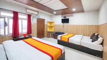 Deluxe Quadruple Room | In-room safe, soundproofing, free WiFi, bed sheets