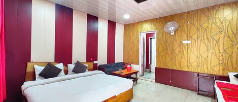 In-room safe, soundproofing, free WiFi, bed sheets