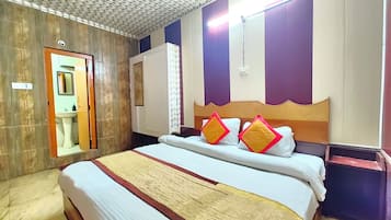 Deluxe Double Room, Multiple Beds | In-room safe, soundproofing, free WiFi, bed sheets