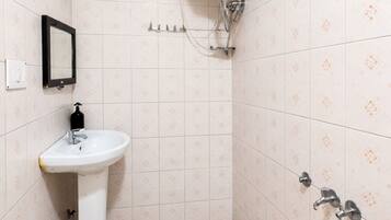 Deluxe Quadruple Room | Bathroom | Shower, rainfall showerhead, free toiletries, slippers