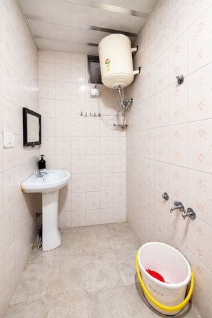 Deluxe-Vierbettzimmer | Badezimmer | Dusche, Regendusche, kostenlose Toilettenartikel, Hausschuhe