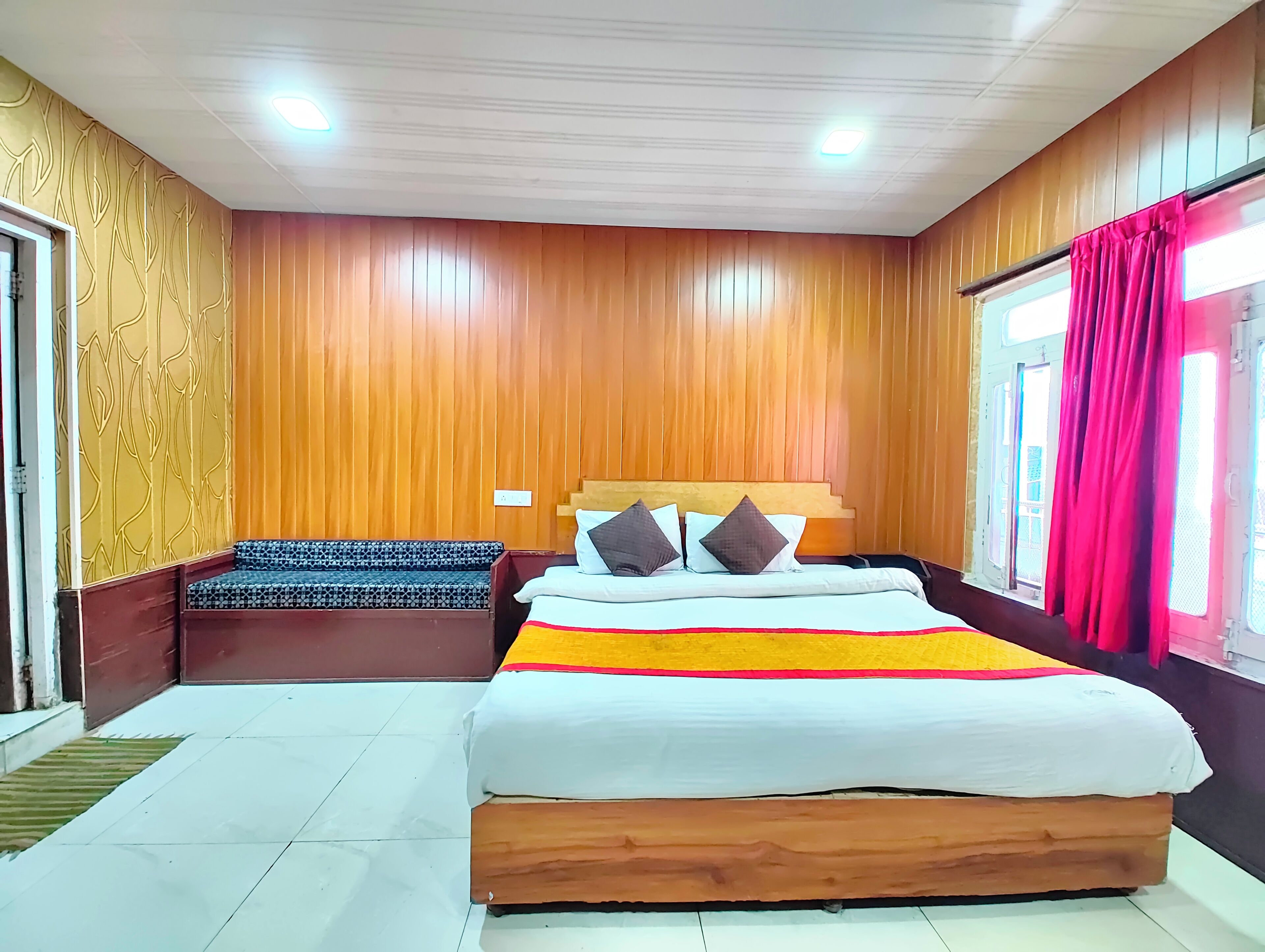 Deluxe-Doppelzimmer, Mehrere Betten | Zimmersafe, schallisolierte Zimmer, kostenloses WLAN, Bettwäsche