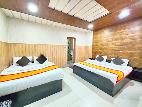 Deluxe Quadruple Room | In-room safe, soundproofing, free WiFi, bed sheets