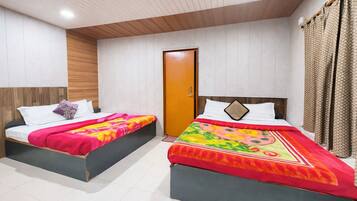 Deluxe Quadruple Room | In-room safe, soundproofing, free WiFi, bed sheets
