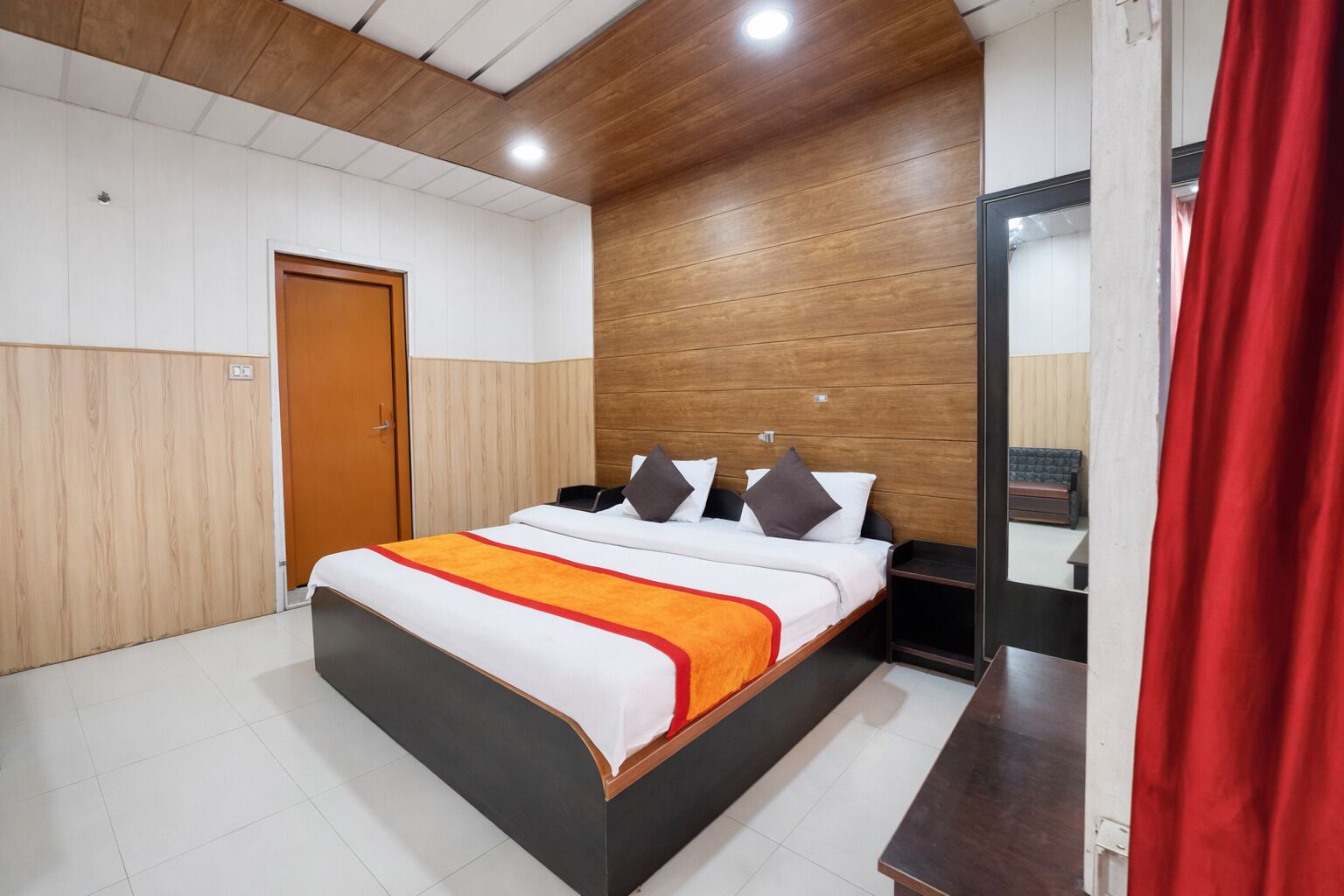 Deluxe Double Room | In-room safe, soundproofing, free WiFi, bed sheets
