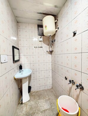 Douche, douche à « effet pluie », articles de toilette gratuits