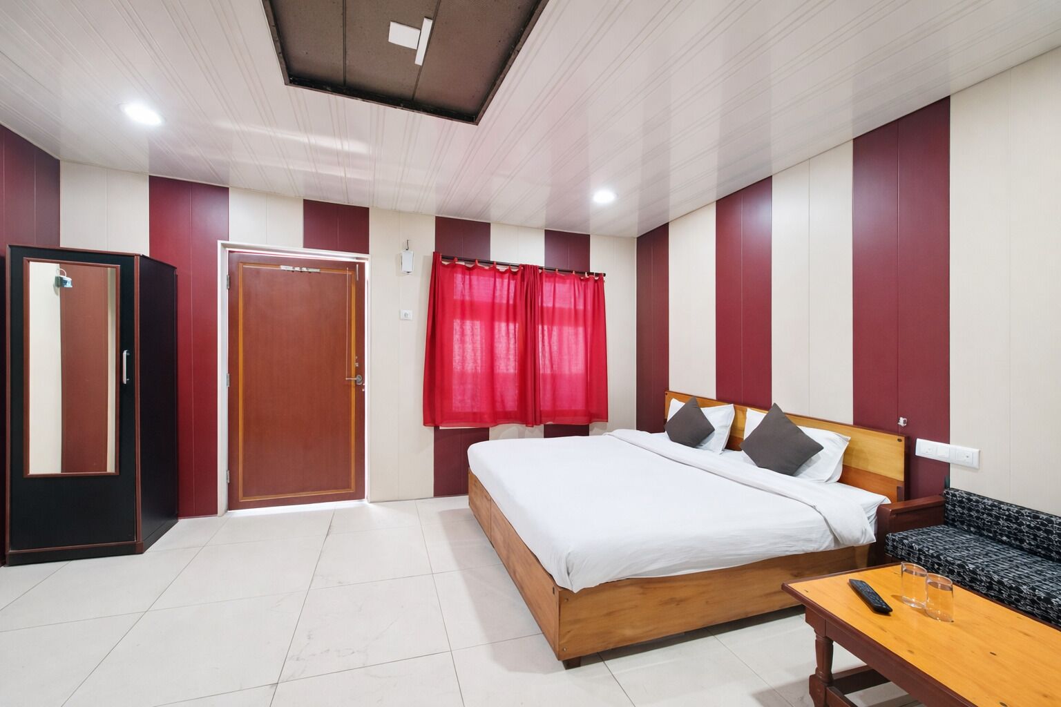 Deluxe Double Room, Multiple Beds | In-room safe, soundproofing, free WiFi, bed sheets