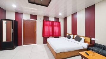 Deluxe Double Room, Multiple Beds | In-room safe, soundproofing, free WiFi, bed sheets