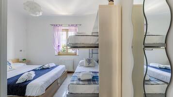 Travel cot, free WiFi