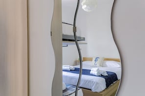 Travel crib, free WiFi