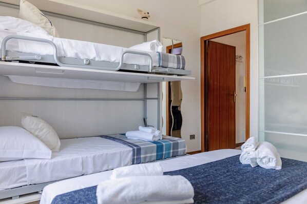 Travel cot, free WiFi