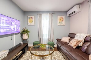 TV, books, music library, stereo - Modern 3-bedroom apartment with spa & jacuzzi, free parking & beautiful view (Saint-Jean-sur-Richelieu)