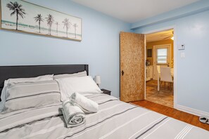 3 habitaciones, escritorio y tabla de planchar con plancha 