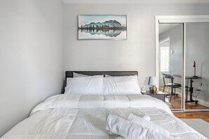 3 bedrooms, desk, iron/ironing board, travel crib