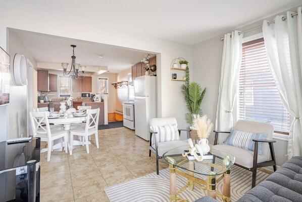 Smart TV, foosball, table tennis, books - 4-bedroom family home-Garden, Spa, BBQ, 3 free parking spaces! (Saint-Jean-sur-Richelieu)