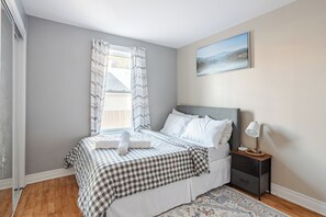 4 soverom, skrivebord, strykejern/-brett og reiseseng for barn