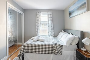 4 bedrooms, desk, iron/ironing board, travel crib - 4-bedroom family home-Garden, Spa, BBQ, 3 free parking spaces! (Saint-Jean-sur-Richelieu)