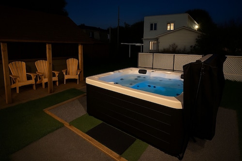 4-bedroom family home-Garden, Spa, BBQ, 3 free parking spaces!