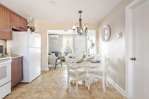 Interior - 4-bedroom family home-Garden, Spa, BBQ, 3 free parking spaces! (Saint-Jean-sur-Richelieu)