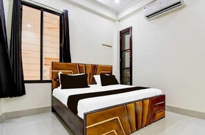 Deluxe Room, Non Smoking | Rollaway beds, free WiFi, bed sheets