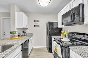 Microwave, oven, stovetop, dishwasher - Casa Marigold: ATX-Near Austin Downtown/Airport-Gym,pool (Austin)