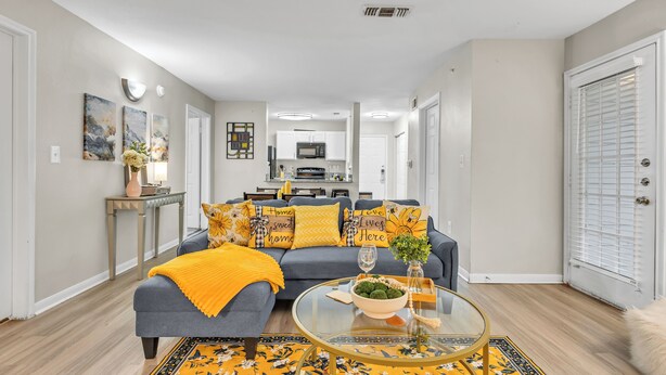 Una sala de estar moderna con un sofá, una mesa de centro y elementos decorativos.
