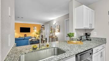 Een magnetron, een oven, een kookplaat, een vaatwasser