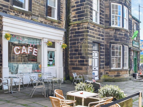 2 bedroom accommodation in Holmfirth