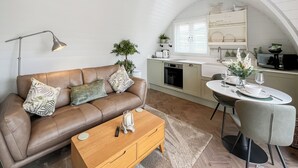 Eine moderne Küche mit Essbereich, einer Sitzecke und einem Couchtisch.