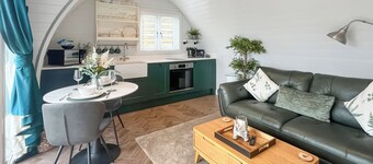 Charlies Cabin - UK49906