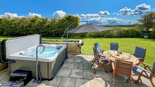 A hot tub, outdoor seating, and a view of the countryside. - 4 bedroom accommodation in Perth (Perth)