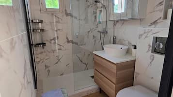 Douche, sĂšche-cheveux, serviettes fournies, savon