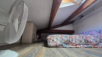 1 chambre, bureau, draps fournis