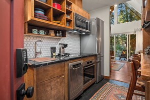 Geladeira, micro-ondas, fogão, cooktop