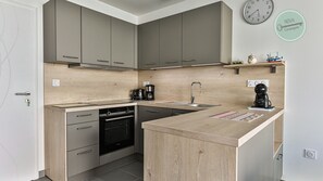 Fridge, microwave, stovetop, coffee/tea maker - Maison familiale rue des Cordes (Saint-Hilaire-de-Riez)