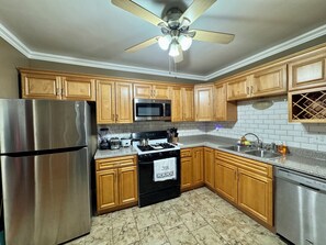 Kylskåp, mikrovågsugn, ugn och spishäll