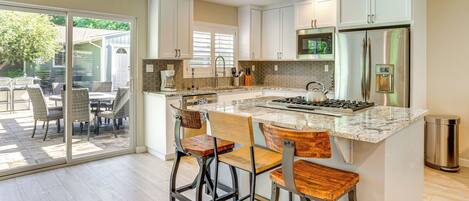 Fridge, microwave, stovetop, dishwasher
