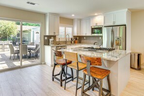 Geladeira, micro-ondas, cooktop, lava-louças