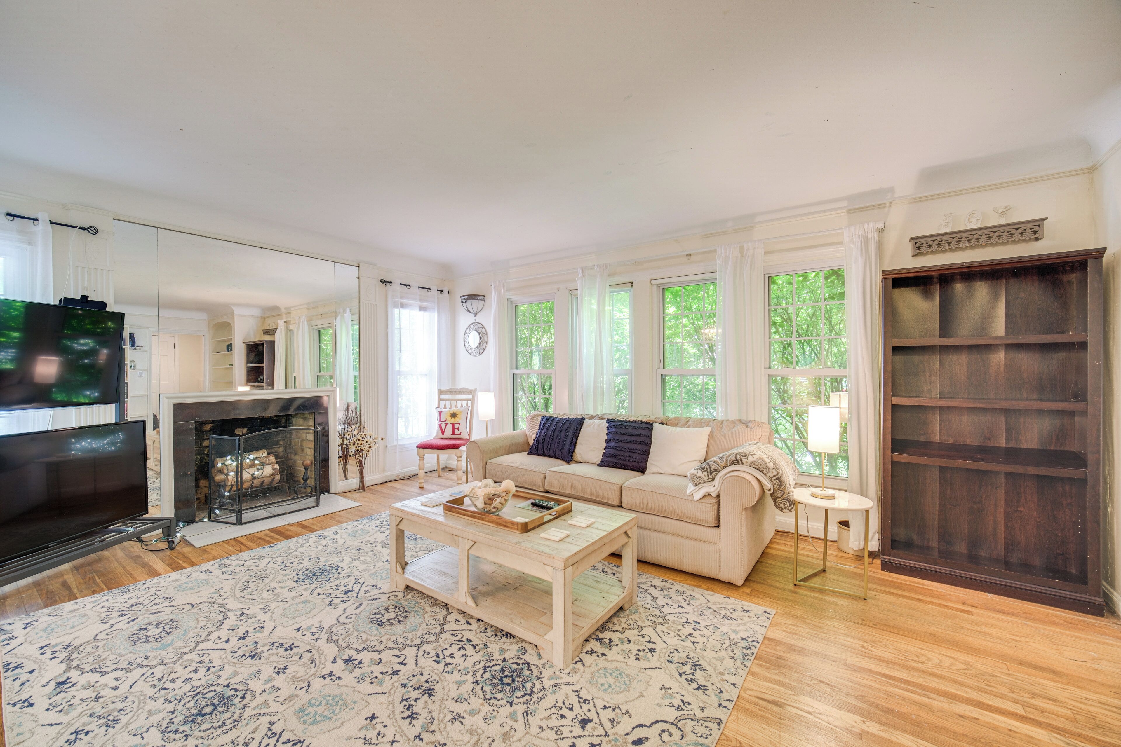 TV, lettore DVD, libri, videoteca