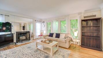 TV, lettore DVD, libri, videoteca