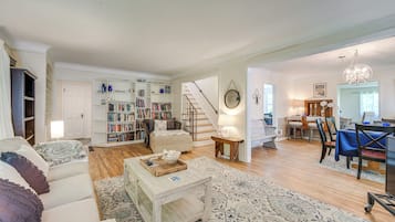 TV, DVD-spiller, bøker og filmbibliotek