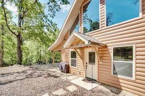 Exterior - Sip, Hike & Explore: Sleek Retreat in Cleveland! (Cleveland)